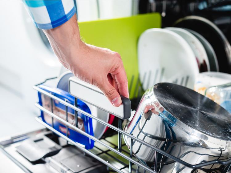 Meglio la lavastoviglie dei piatti lavati a mano