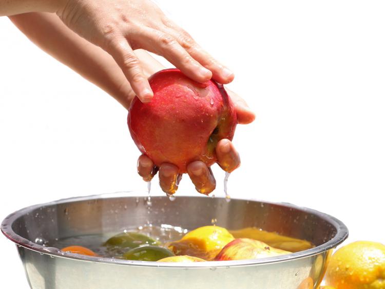 Lavare frutta e verdura in una bacinella