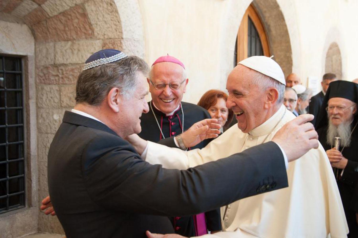 Il saluto tra papa Francesco e un religioso ebreo.
