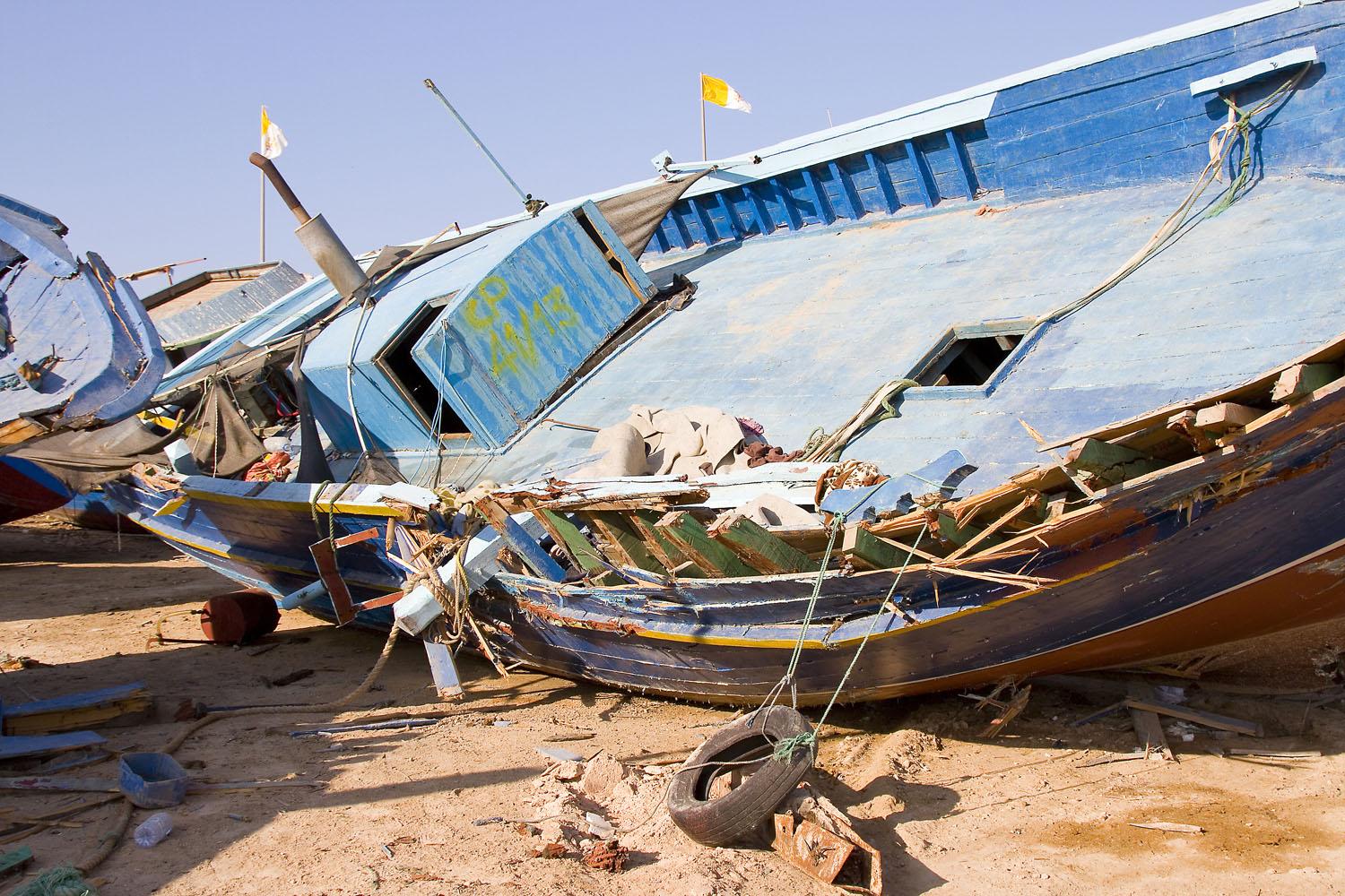 Barconi di trafficanti di essere umani nel cimitero delle barche di Lampedusa.